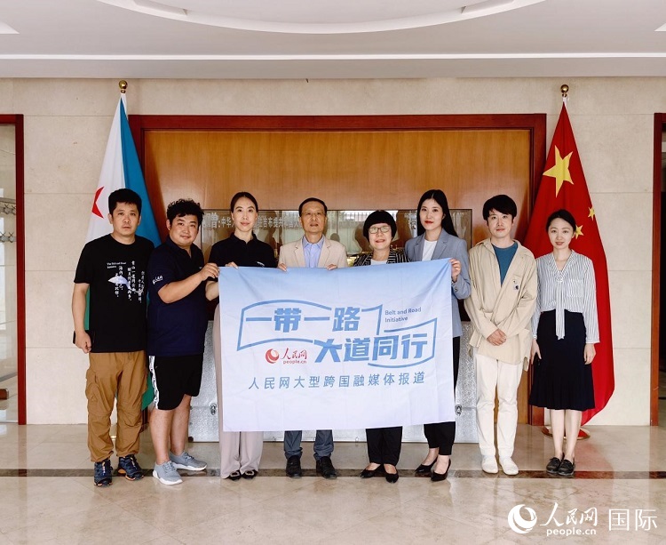 胡斌大使（左四）、使館工作人員與人民網記者合影。