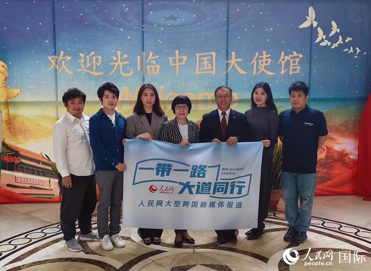 崔建春大使（右三）與人民網記者合影。