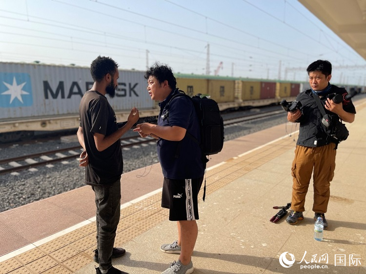 亞吉鐵路吉布提線工作人員介紹列車運營情況。人民網記者 趙艷紅攝