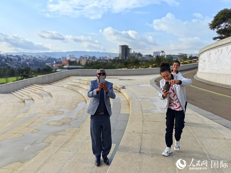 亞的斯亞貝巴友誼廣場的游客與人民網記者互動。人民網記者 陳星星攝