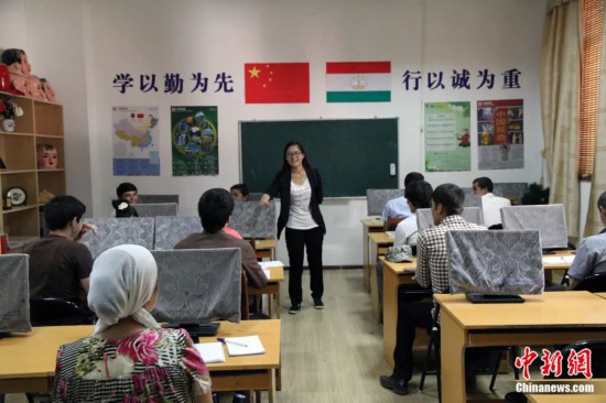 2014年，塔吉克斯坦國立民族大學的孔子學院內，教師正在為塔吉克斯坦學生授課。田冰 攝