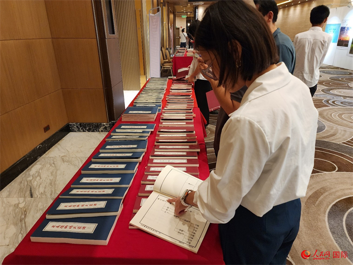 現場嘉賓參觀“根脈尋蹤”泉州百個家族移民菲律賓族譜展。人民網記者 樊帆攝