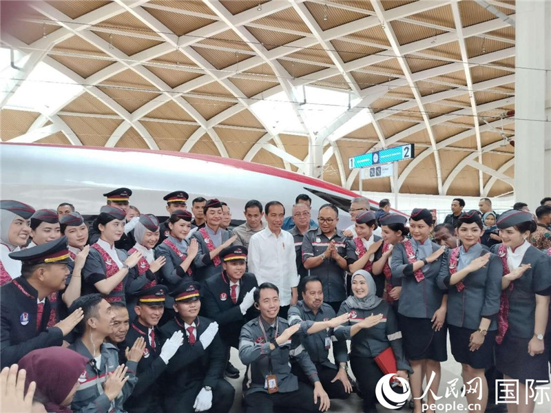 印尼總統佐科與雅萬高鐵乘務員及中印尼嘉賓合影。人民網記者 李培松攝