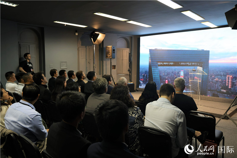 與會嘉賓在現場觀看“中國影視作品展播季”活動宣傳片。人民網記者 時元皓攝
