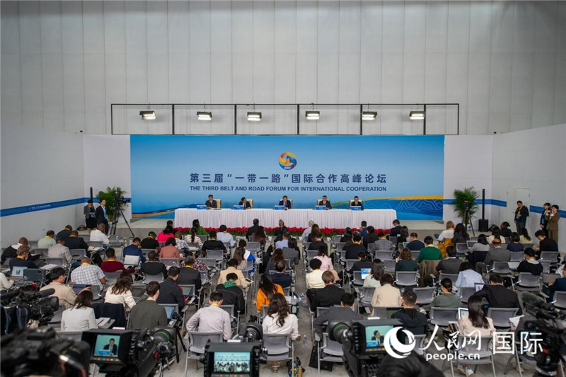 10月16日，第三屆“一帶一路”國(guó)際合作高峰論壇新聞中心在北京國(guó)家會(huì)議中心舉行首場(chǎng)吹風(fēng)會(huì)，邀請(qǐng)自然資源部國(guó)際合作司和相關(guān)單位負(fù)責(zé)人介紹有關(guān)情況，并回答記者提問。人民網(wǎng)記者 翁奇羽攝