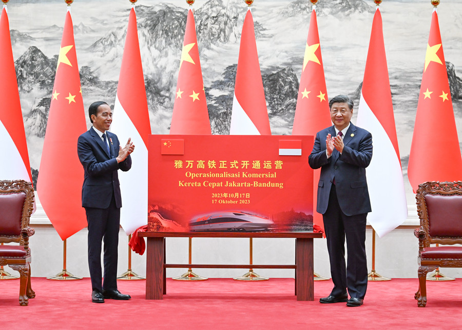 10月17日下午，國家主席習(xí)近平在北京人民大會堂同來華出席第三屆“一帶一路”國際合作高峰論壇并進(jìn)行國事訪問的印度尼西亞總統(tǒng)佐科舉行會談。會談后，兩國元首共同為雅萬高鐵正式開通運(yùn)營揭幕。