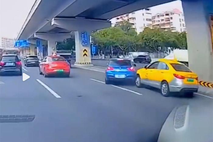 視頻截圖顯示，發(fā)生碰撞的剎那，出租車后方似乎確有車燈點(diǎn)亮。