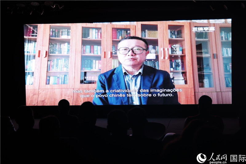 長篇小說《三體》作者劉慈欣通過視頻致辭。 人民網記者 時元皓攝