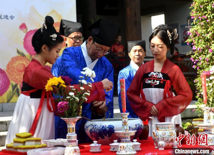 資料圖：圖為傳統(tǒng)重陽祭酒儀式。　呂明 攝