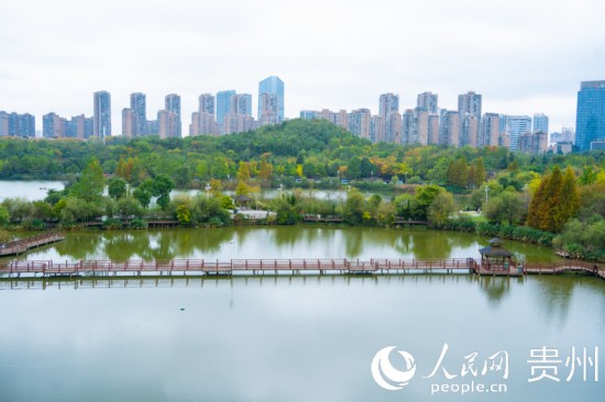 秋日時節，觀山湖公園景色美不勝收。人民網 陽茜攝