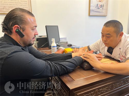   （外媒記者走進(jìn)中醫(yī)堂，問診中醫(yī)名師。中國經(jīng)濟(jì)周刊記者 郭志強(qiáng)攝）