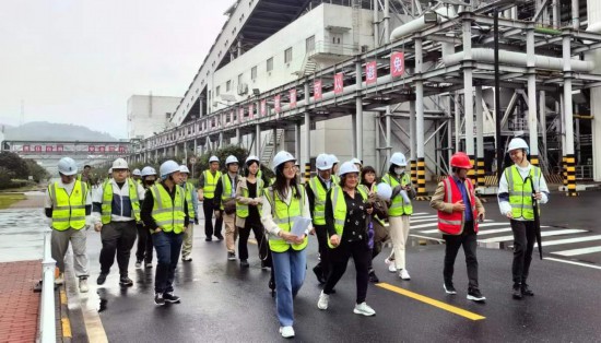   2023“一帶一路”媒體合作論壇聯合采訪團走進國家電投江西公司分宜電廠廠區。（本報記者 周歡攝）