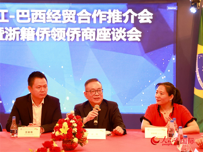 浙江海外聯(lián)誼會常務副會長徐旭（中）和與會僑領僑商座談。人民網記者 陳海琪攝