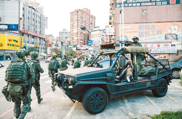 圖為2021年臺(tái)陸軍特種作戰(zhàn)指揮部在演習(xí)。圖片來(lái)源：臺(tái)灣《中國(guó)時(shí)報(bào)》。