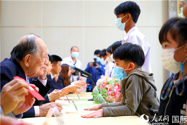 圖為獎助學金頒發現場。人民網記者 白元琪攝