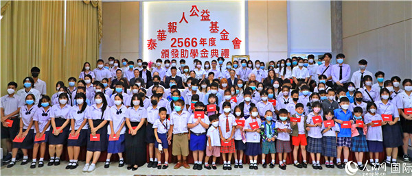 圖為出席嘉賓和現場獲獎學生合影留念。人民網記者 白元琪攝