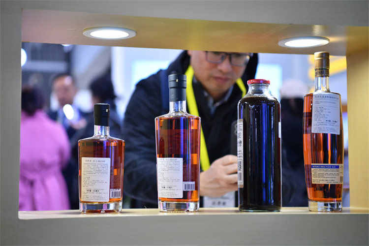 11月16日，觀眾在第七屆絲博會上參觀阿塞拜疆展位上的酒水產品。新華社記者 邵瑞 攝