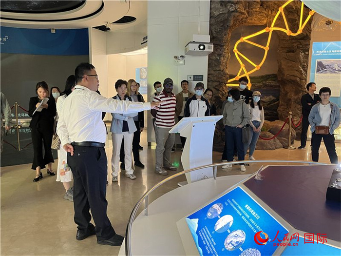 中外記者在深圳大鵬半島國(guó)家地質(zhì)公園博物館參觀(guān)。人民網(wǎng)記者 陳思攝