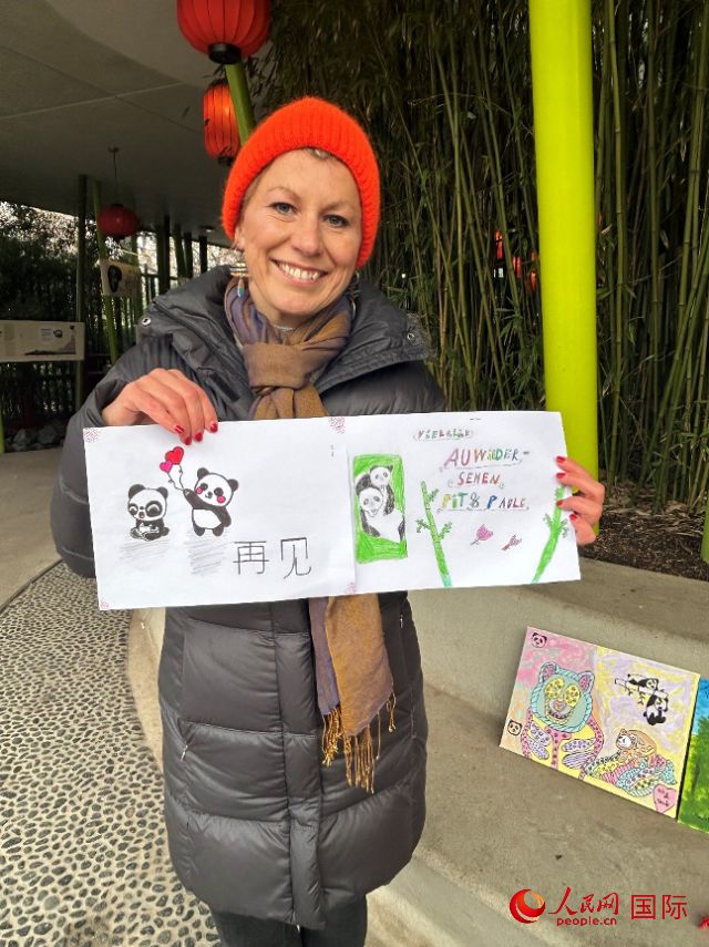 桑德拉和德國小朋友們的作品。右圖寫著“祝福好運，再見 Pit和Paule（“夢想”“夢圓”的德語名字）”。人民網(wǎng)記者 徐馨攝