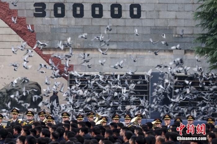 12月13日是第十個(gè)南京大屠殺死難者國(guó)家公祭日。當(dāng)天上午，南京大屠殺死難者國(guó)家公祭儀式在侵華日軍南京大屠殺遇難同胞紀(jì)念館舉行。圖為國(guó)家公祭儀式現(xiàn)場(chǎng)。<a target='_blank' href='/'><p  align=