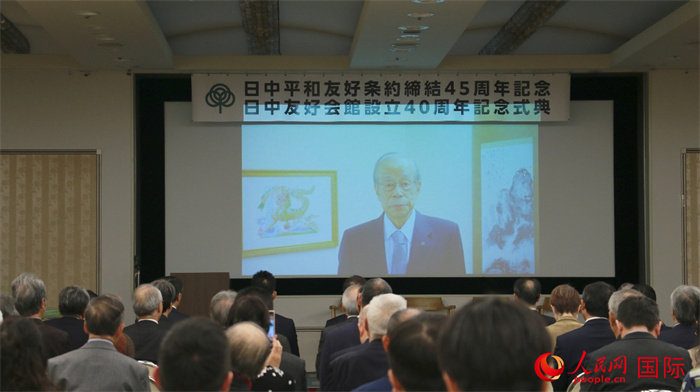 日本前首相福田康夫向活動發來視頻賀詞。人民網 許可攝