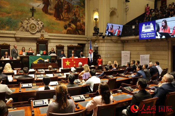 當(dāng)?shù)貢r(shí)間12月15日晚，巴西里約熱內(nèi)盧市議會(huì)在議會(huì)大廳舉行隆重儀式，向一批為推動(dòng)巴西和中國(guó)友好合作做出突出貢獻(xiàn)的機(jī)構(gòu)、團(tuán)體和個(gè)人授予“杰出貢獻(xiàn)獎(jiǎng)”。人民網(wǎng)記者 時(shí)元皓攝