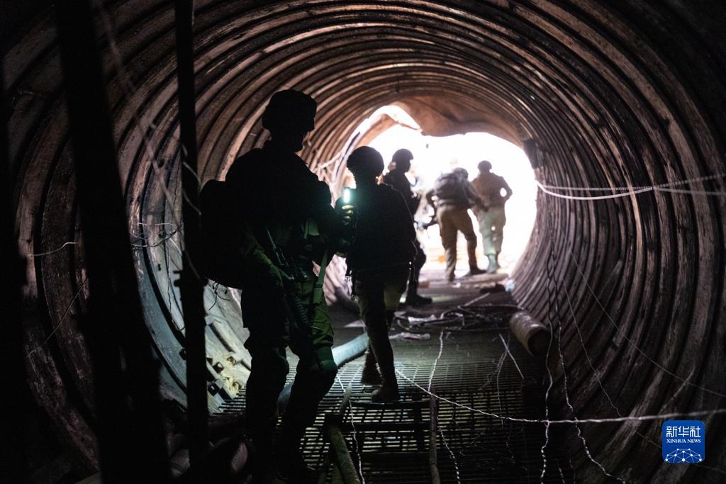這張以色列國(guó)防軍12月17日發(fā)布的照片顯示，以軍地面部隊(duì)在加沙地帶發(fā)現(xiàn)一處大型地下隧道。新華社發(fā)