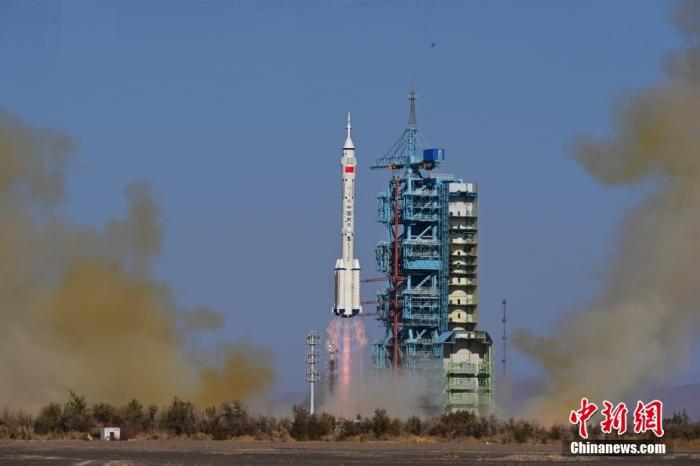 資料圖：北京時間2023年10月26日11時14分，搭載神舟十七號載人飛船的長征二號F遙十七運載火箭在酒泉衛(wèi)星發(fā)射中心點火發(fā)射。汪江波 攝