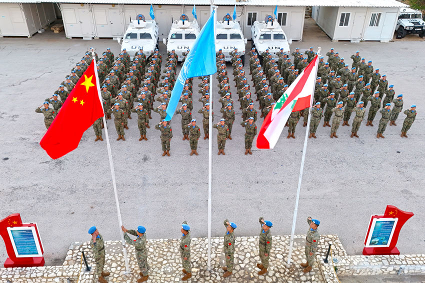 1月1日，中國第22批赴黎巴嫩維和官兵們舉行升旗儀式。胡光明攝