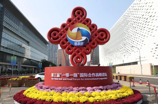 這是2023年10月17日在北京國家會議中心附近拍攝的“一帶一路”國際合作高峰論壇景觀布置。新華社記者 陳斌 攝