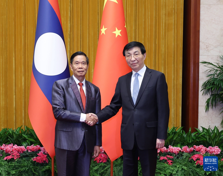 1月22日，中共中央政治局常委、全國(guó)政協(xié)主席王滬寧在北京會(huì)見(jiàn)老撾人民革命黨中央政治局委員、建國(guó)陣線中央委員會(huì)主席辛拉馮。新華社記者 王曄 攝