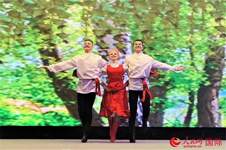 來(lái)自莫斯科州藝術(shù)學(xué)院舞蹈團(tuán)的演員表演舞蹈《三套車》。人民網(wǎng)記者 于宏建攝