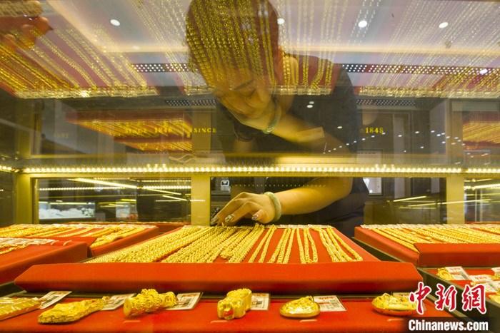 山西省太原市，一商場(chǎng)工作人員整理黃金飾品。