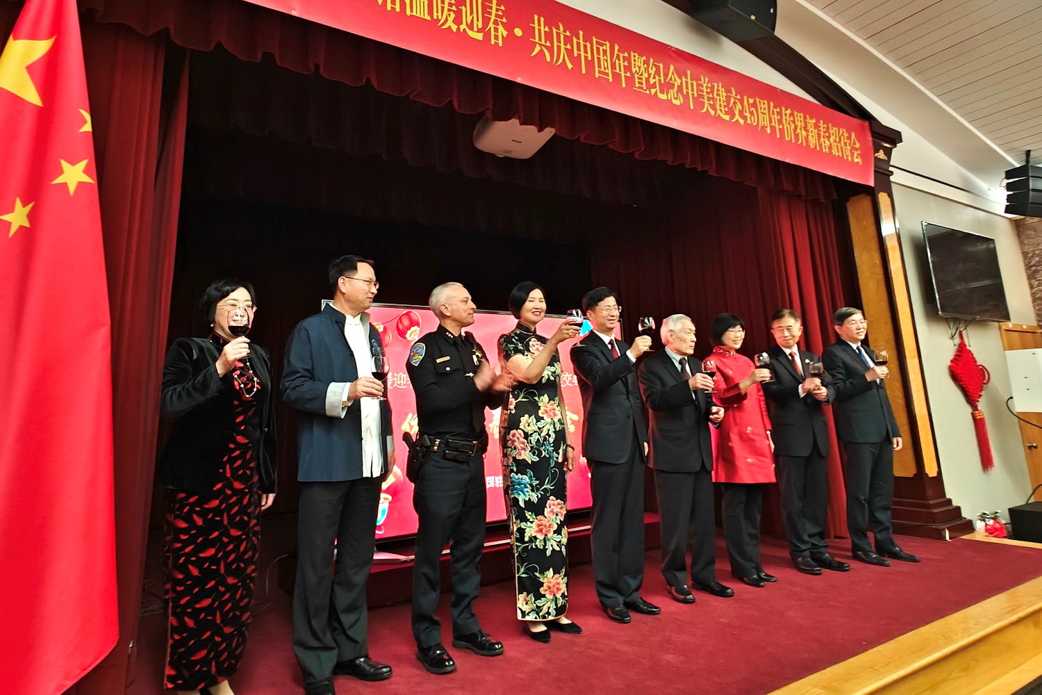 僑胞代表與駐舊金山總領館官員合影。主辦方供圖