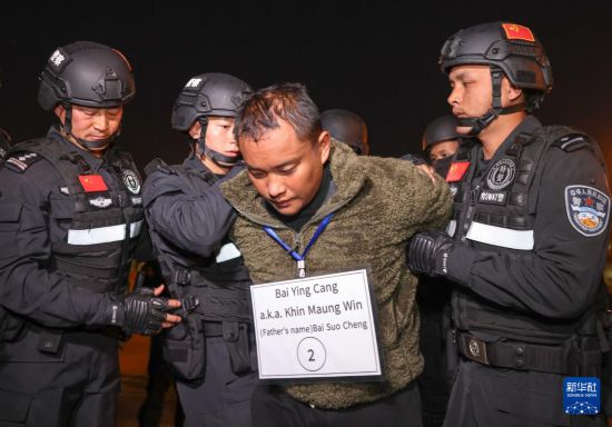 1月30日，在緬甸內(nèi)比都國際機(jī)場，緬甸警方依法向我公安機(jī)關(guān)移交緬北重大犯罪嫌疑人白應(yīng)蒼。新華社記者 殷剛 攝