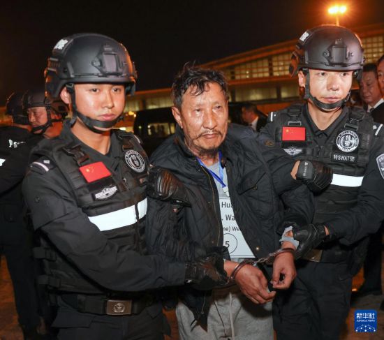 1月30日，在緬甸內(nèi)比都國際機(jī)場，緬甸警方依法向我公安機(jī)關(guān)移交緬北重大犯罪嫌疑人魏懷仁。新華社記者 殷剛 攝