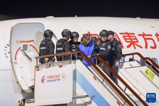 1月30日，在云南昆明長水機(jī)場，緬北重大犯罪嫌疑人白所成被我公安機(jī)關(guān)成功押解回國。新華社記者 殷剛 攝