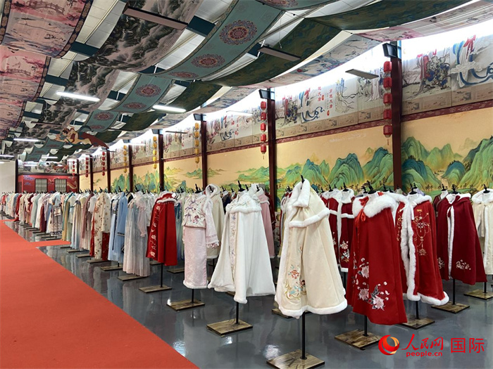 1月24日，在山東省菏澤市曹縣大集鎮穿越大唐漢服云倉直播基地展廳里擺放的漢服。 人民網 周琳佳攝
