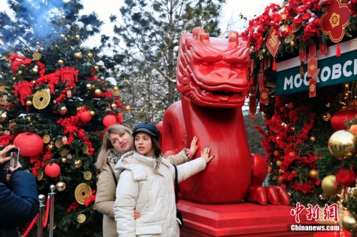 當(dāng)?shù)貢r間2月9日，中國農(nóng)歷新年慶祝活動啟動儀式在莫斯科市中心的卡梅爾格爾斯基巷舉行。中國駐俄大使張漢暉，俄羅斯外交部發(fā)言人扎哈羅娃，以及俄羅斯文化部和莫斯科市政府官員出席。慶祝活動將持續(xù)至18日。圖為當(dāng)?shù)孛癖娫谔鼐S爾廣場與龍雕塑合影。