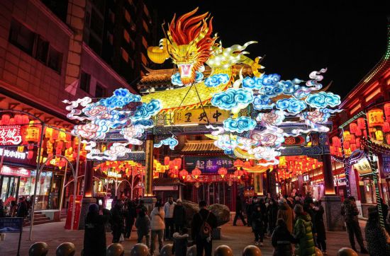 2月11日，游客在沈陽中街游覽。春節期間，各地燈火璀璨、火樹銀花，呈現出一幕幕流光溢彩的視覺盛宴。（新華社記者潘昱龍攝）