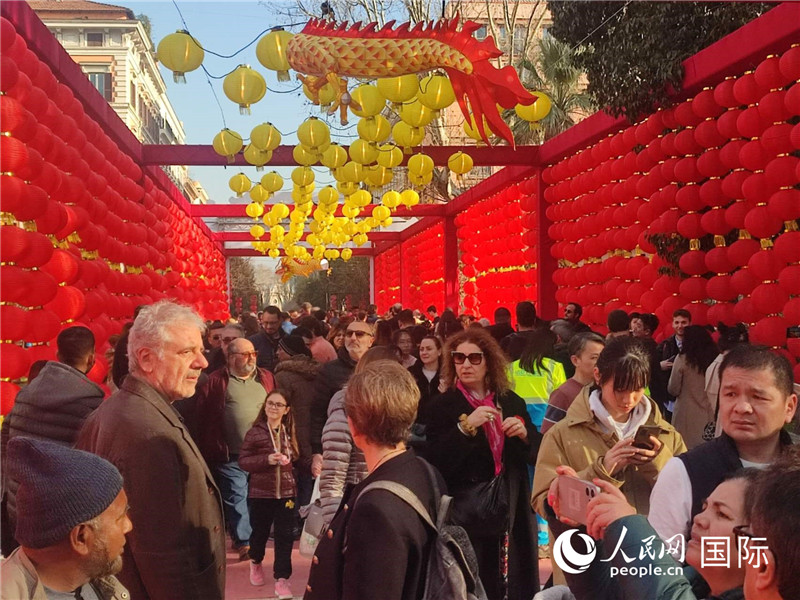 游園會入口處張燈結(jié)彩，人流如織。人民網(wǎng)記者鄭彬攝