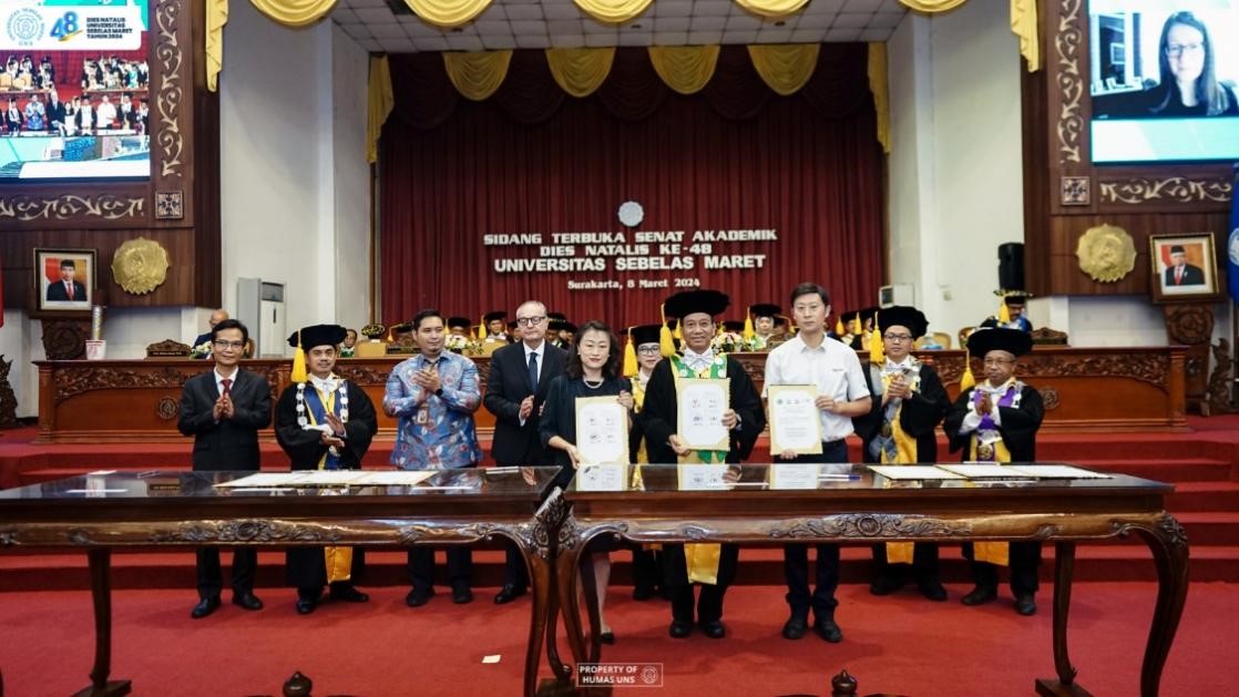 西華大學(xué)、三一一大學(xué)、印尼鋰源新材料有限公司、四川鋰源新能源有限公司四方共同簽署國(guó)際合作協(xié)議。印尼三一一大學(xué)孔子學(xué)院供圖