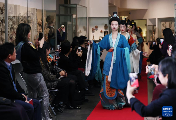 3月13日，在位于法國巴黎的吉美國立亞洲藝術博物館，模特展示敦煌復原服飾。新華社記者 高靜 攝
