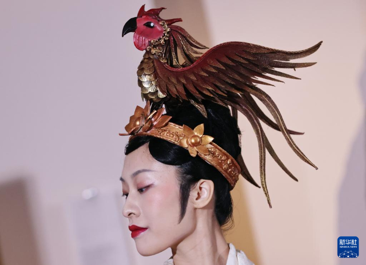 3月13日，在位于法國巴黎的吉美國立亞洲藝術博物館，模特展示敦煌復原服飾。新華社記者 高靜 攝