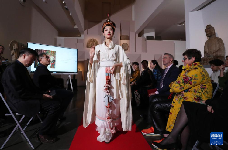 3月13日，在位于法國巴黎的吉美國立亞洲藝術博物館，模特展示敦煌復原服飾。新華社記者 高靜 攝
