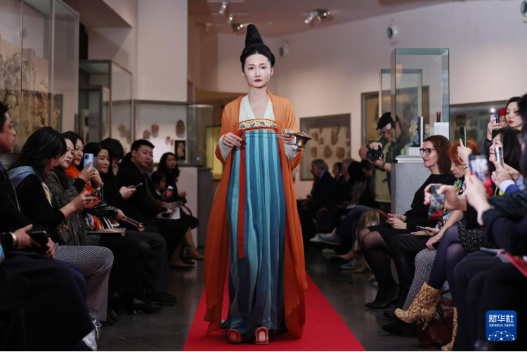 3月13日，在位于法國巴黎的吉美國立亞洲藝術博物館，模特展示敦煌復原服飾。新華社記者 高靜 攝