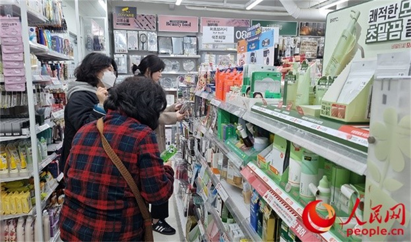 韓國民眾在認真挑選低價化妝品。人民網 李帆攝