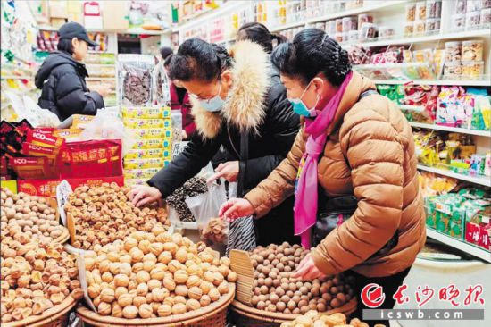 　　在長沙南門口菜市場附近的一家炒貨店內(nèi)，市民正在選購年貨。　　長沙晚報(bào)全媒體記者 范宏歡 攝