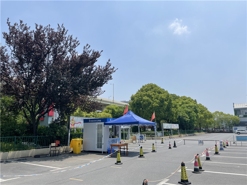 常態化“核酸采樣工作站”亮相上海街頭。龔昱攝