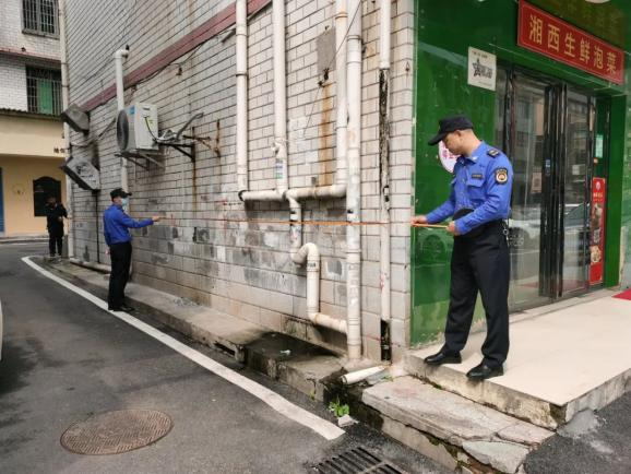 聯合執法小組進行房屋入戶調查丈量。單位供圖